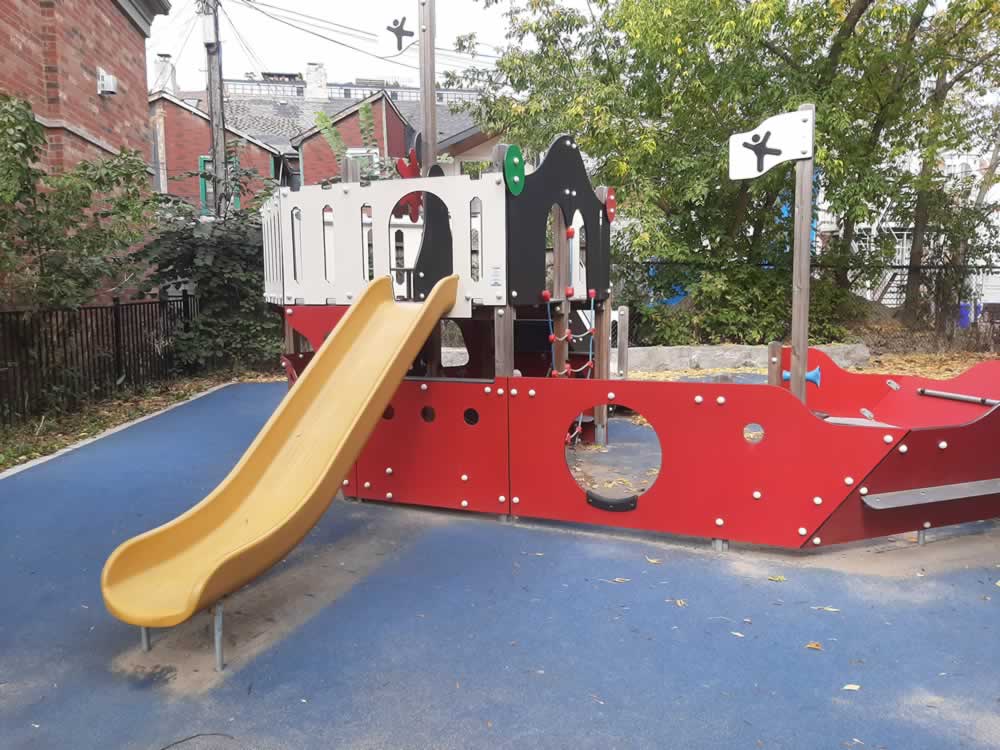 Bright Street Playground in Toronto - Slide