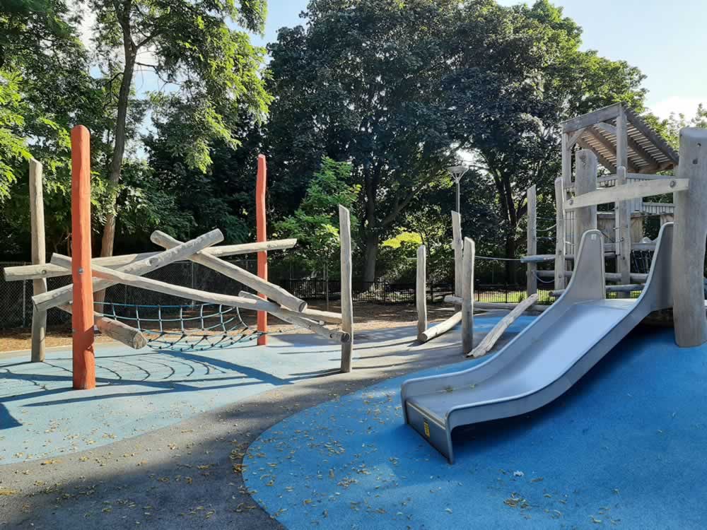 Sackville playground in Toronto: Small slide and log/rope structure