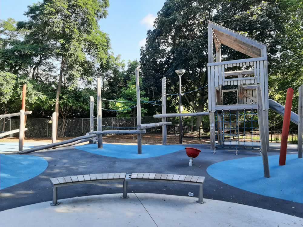 Sackville playground in Toronto: Structure and log climbing