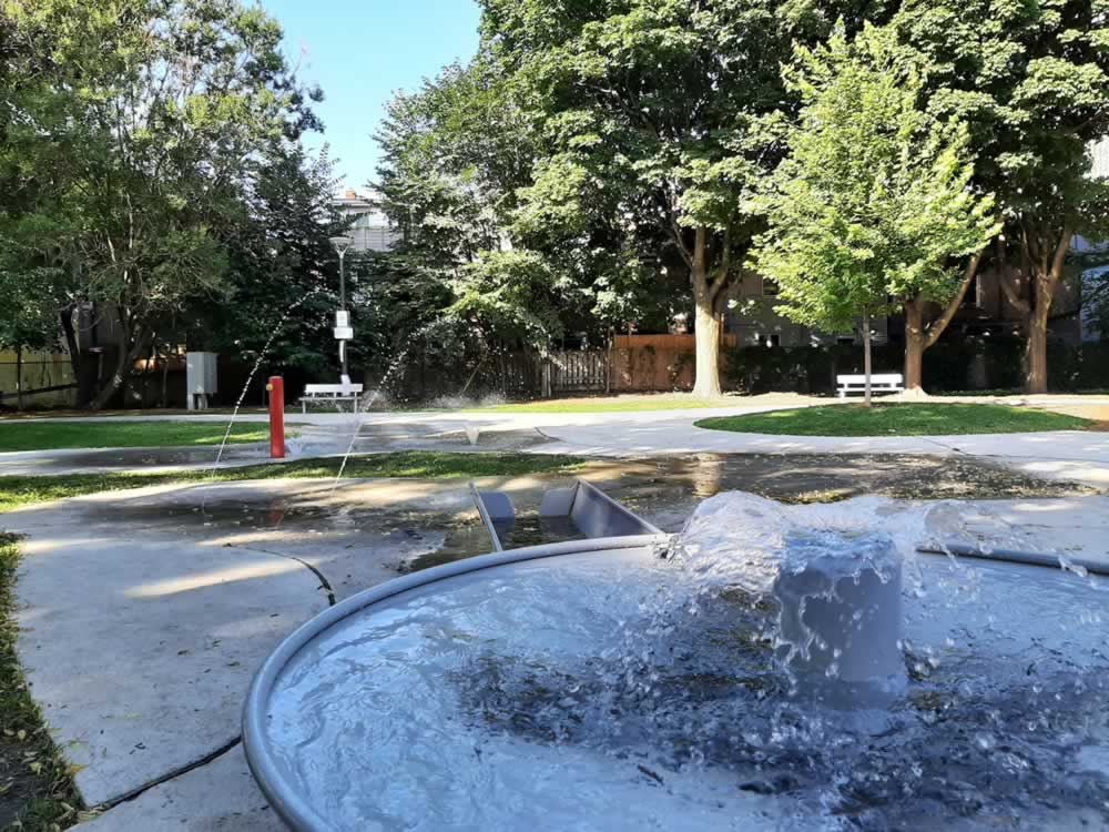 Sackville Playground splash pad and fountain (Toronto)