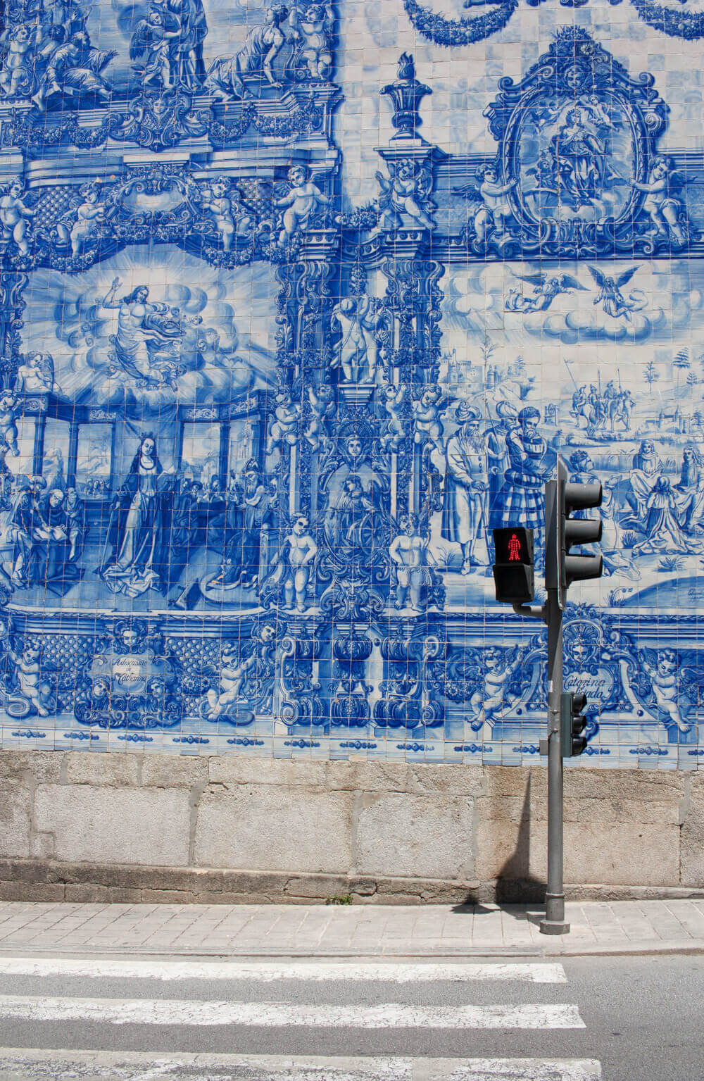 SIde of Capela das Almas with crosswalk.