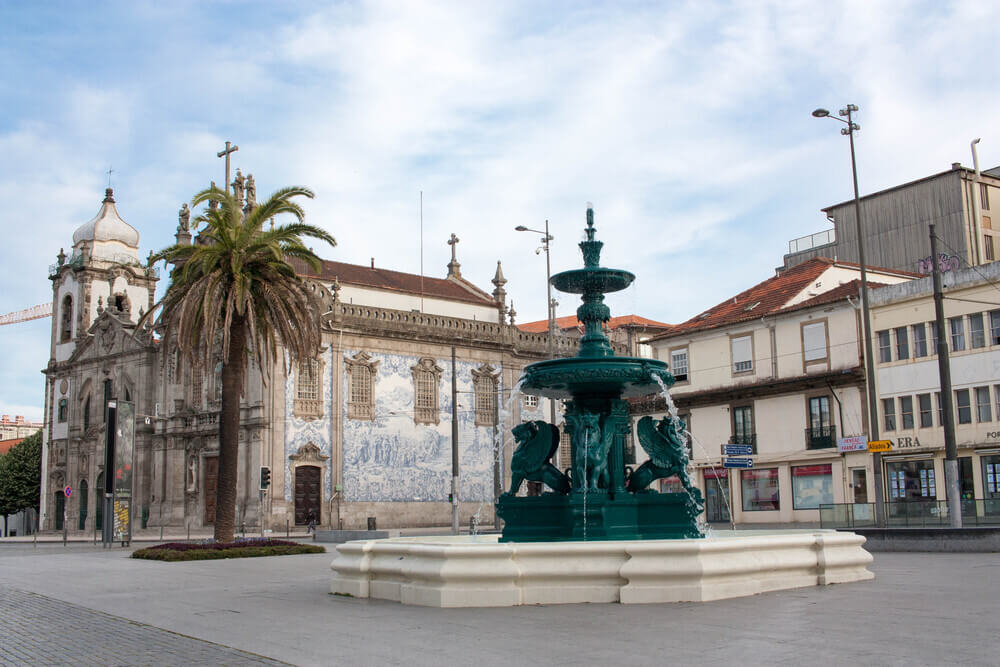 Fonte dos Leões with Igreja do Carmo and Igreja das Carmelitas in the background.