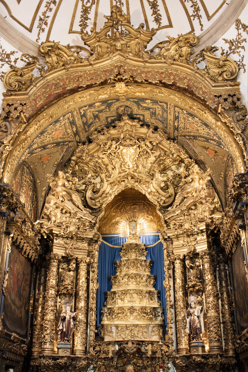 Igreja das Carmelitas in Porto, Portugal - Inside view.