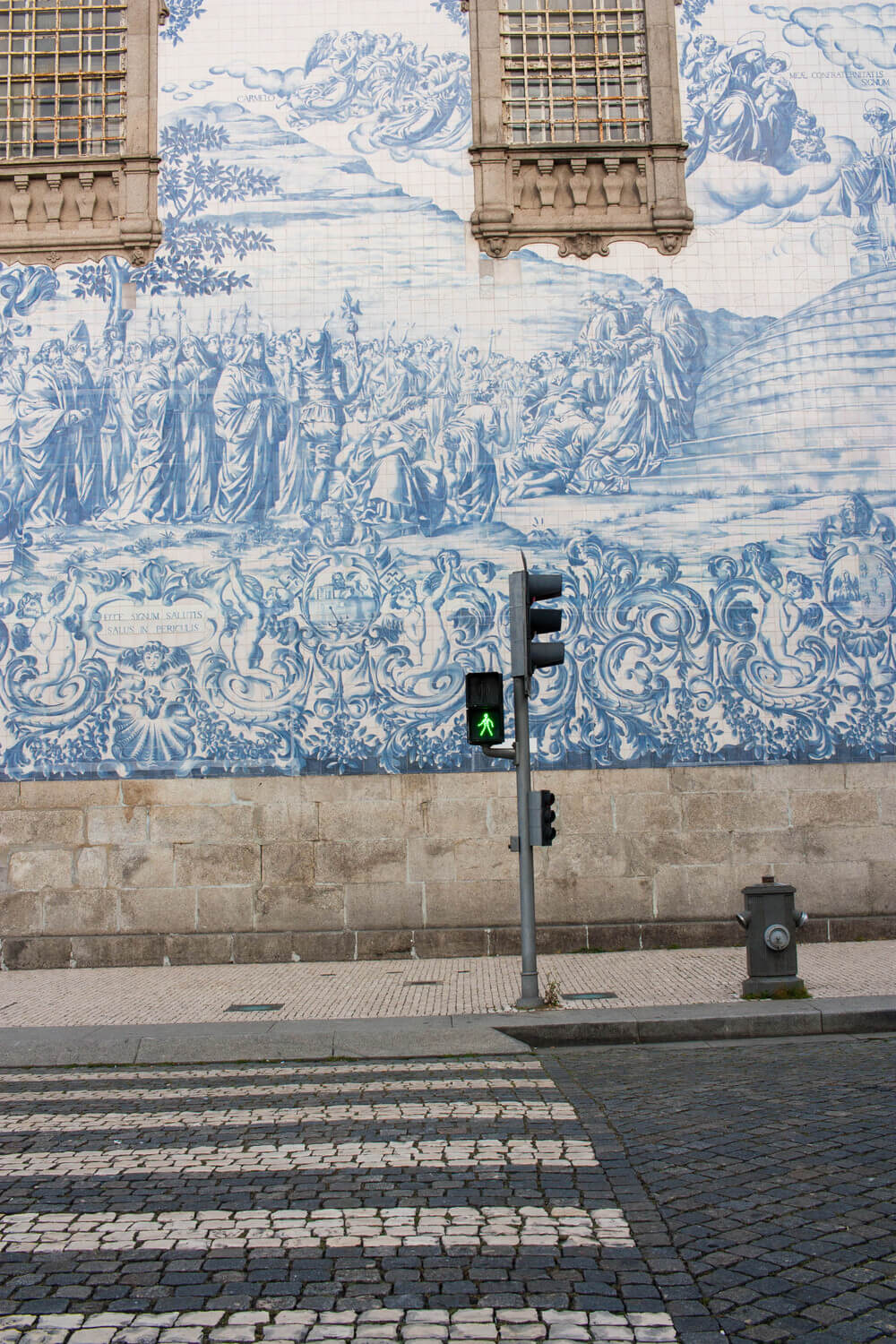 Igreja do Carmo (Porto) with crosswalk and fire hydrant.